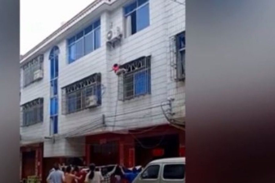 Συγκλονιστικό βίντεο: Γείτονες σώζουν 4χρονη μικρούλα που έπεσε από τον 2ο όροφο