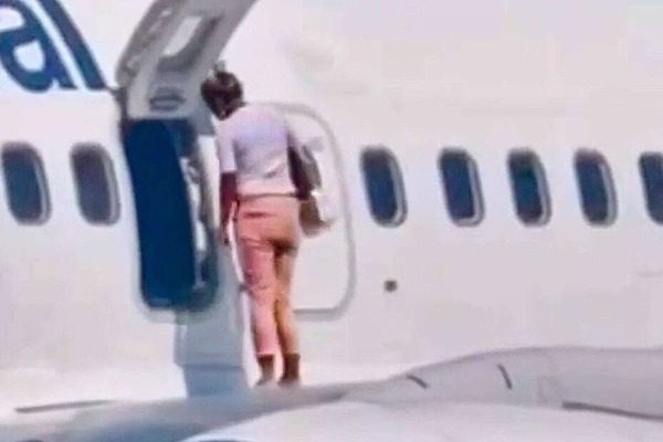 Video: A passenger walks on an airplane wing