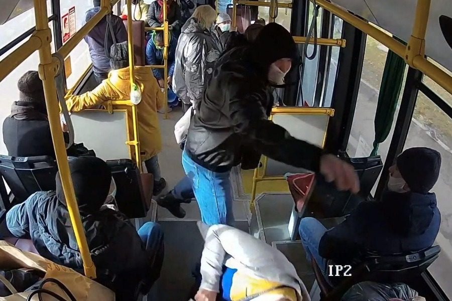 Russia: Fierce fight with fists on a bus for the ... mask