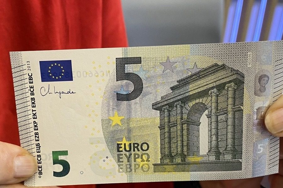 Αυτά είναι τα καινούργια χαρτονομίσματα των 5 ευρώ