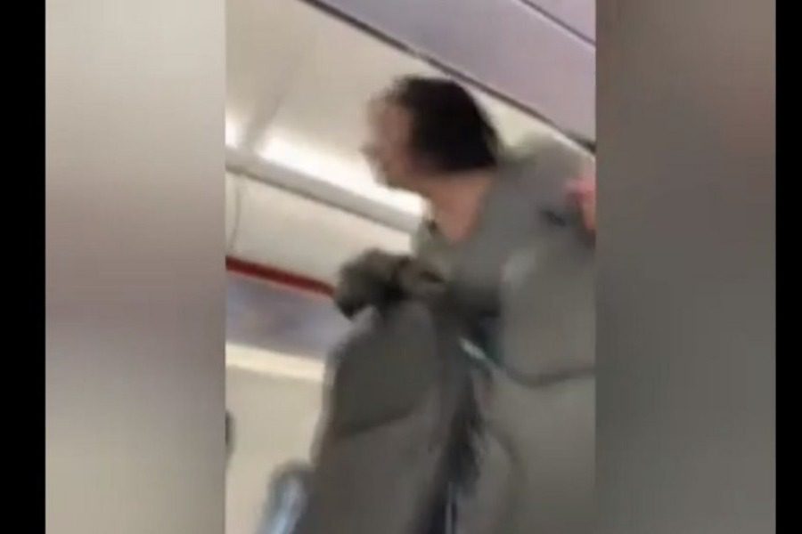 Χαμός σε πτήση: Γυναίκα αρνητής της μάσκας έβηχε επίτηδες στους επιβάτες