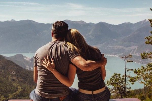 Κορωνοϊός: Ζευγάρι δέχθηκε πρόστιμο επειδή φιλήθηκε δημοσίως
