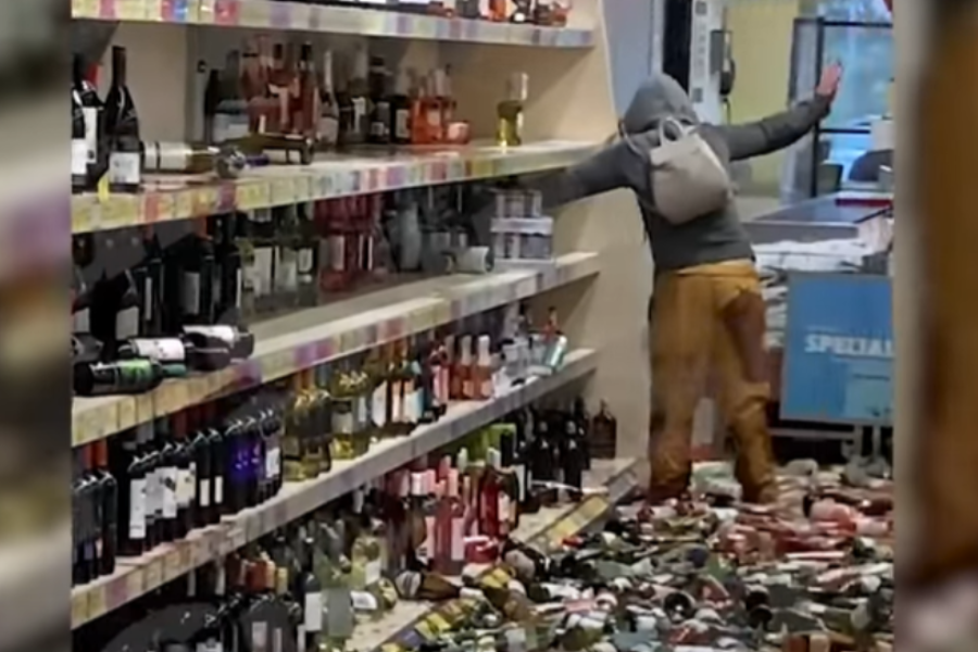 Женщина зашла в супермаркет и разбила 500 бутылок напитков