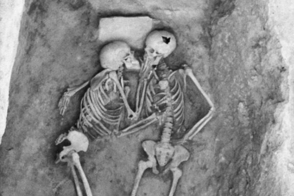 Το φιλί που κρατάει 2.800 χρόνια