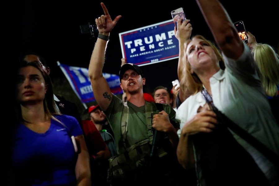 Атмосфера терроризма в США: вооруженные сторонники Трампа у избирательного участка