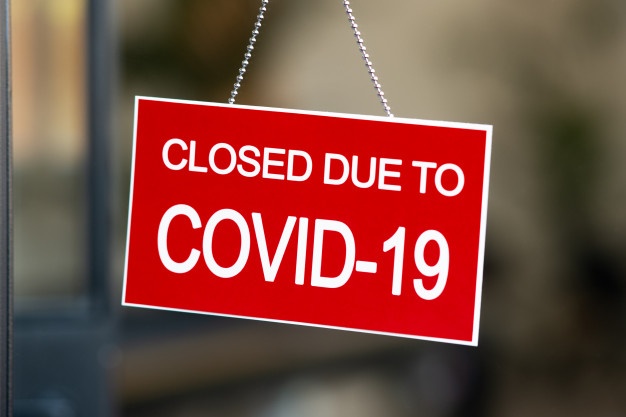 red closed sign due covid 19 shop window 256588 1513 Coronavirus, exclusive, καταστηματάρχες