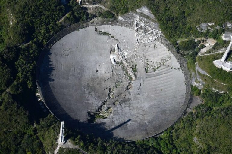 Η στιγμή που καταρρέει το ιστορικό και γιγάντιο ραδιοτηλεσκόπιο Arecibo