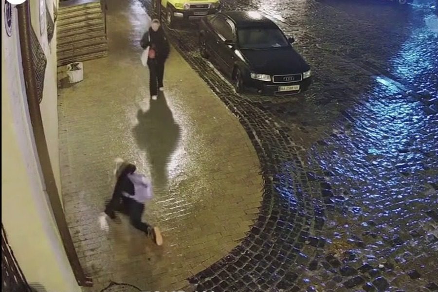 Οι απεγνωσμένες τούμπες μιας γυναίκας σε παγωμένο πεζοδρόμιο έγιναν viral