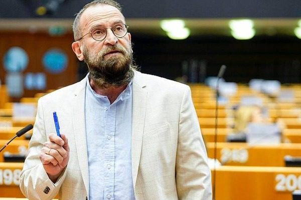 Σάλος στις Βρυξέλλες: Τι είπε ο ευρωβουλευτής που συμμετείχε στο εpωτικό πάρτι