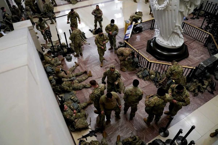 Incredible images in the Capitol: The army in a battle position