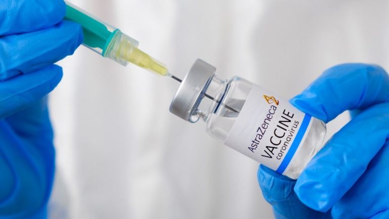 Η πολιτική, όχι η επιστήμη, ίσως βρίσκεται πίσω από τις αναστολές χρήσης του εμβολίου της AstraZeneca