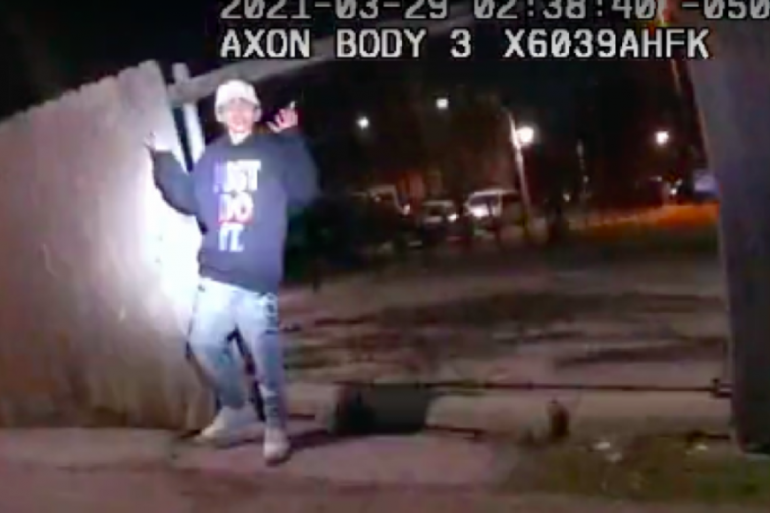 ΗΠΑ: Σοκάρει το βίντεο με αστυνομικό που πυροβόλησε 13χρονο καθώς σήκωνε τα χέρια ψηλά