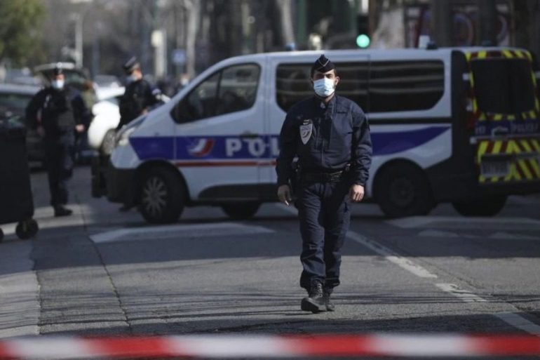 Alarm in France for a knife attack against a police officer