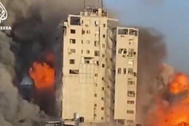 Γάζα: Η σοκαριστική στιγμή που καταρρέει κτίριο 14 ορόφων έπειτα από ισραηλινό βομβαρδισμό