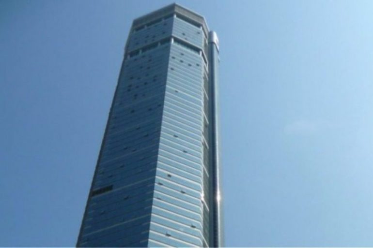 300-meter skyscraper began to tremble causing panic
