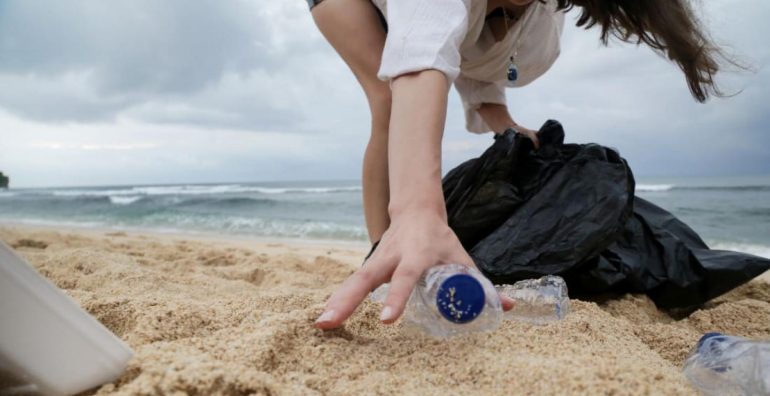 546495 gettyimages 1094085668 давайте сделаем это Айя-Напа, муниципалитет Айя-Напа, кампания по уборке, пляж Ланда