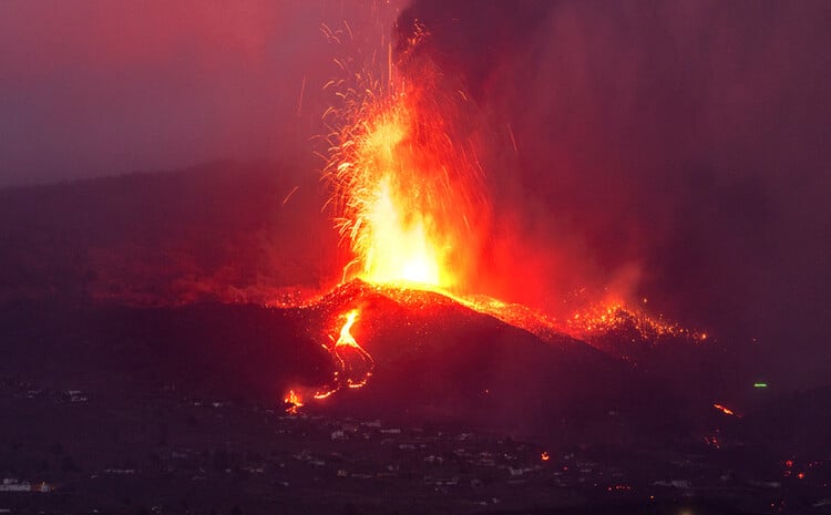 Λάβα από το ηφαίστειο στη Λ Πάλμα