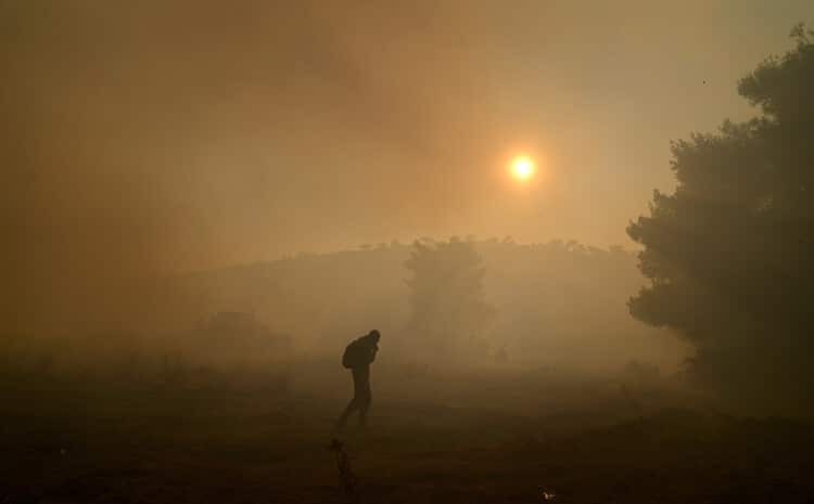 greece wildfires 1 Associated Press, Ελλάδα, οι καλυτερεΣ φωτογραφιεΣ τηΣ εβδομαδαΣ