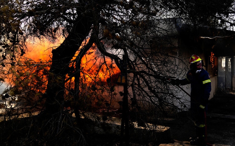 greece wildfires 2 Associated Press, Ελλάδα, οι καλυτερεΣ φωτογραφιεΣ τηΣ εβδομαδαΣ