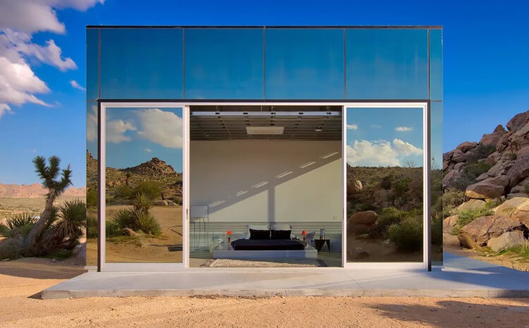 The invisible house in the desert