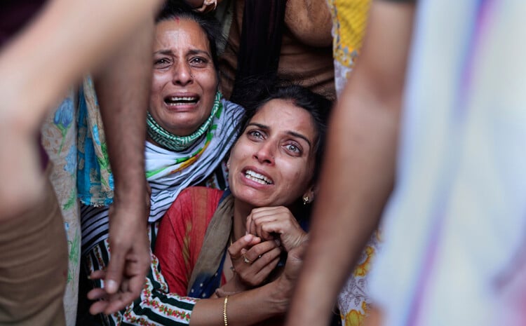 Woman mourns in Kashmir