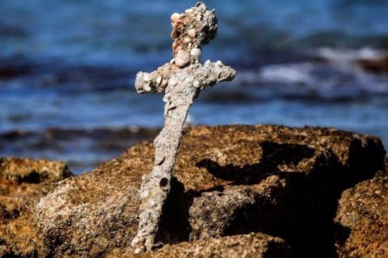 Σπαθί σταυροφόρου βρέθηκε στον βυθό της Μεσογείου Σπαθί σταυροφόρων