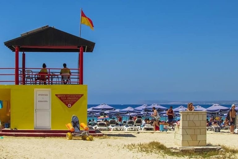 пляж спасательная вышка лето море отпуск отдых туризм кипр айя напа кораблекрушение