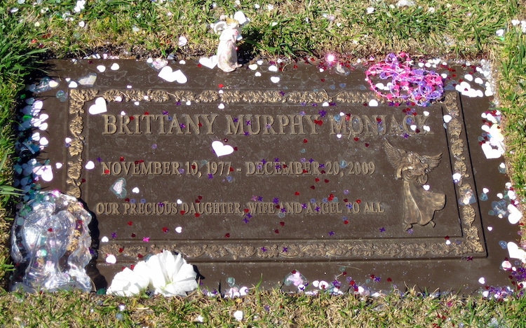 Brittany Murphy grave ΔΗΛΗΤΗΡΙΑΣΗ, Ναρκωτικά, ΦΟΝΟΣ