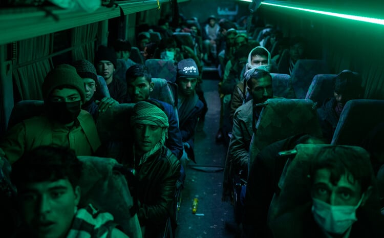 Πρόσφυγες από το Αφγανιστάν σε λεωφορείο