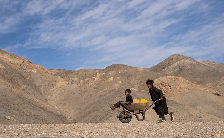 Двое детей в Афганистане