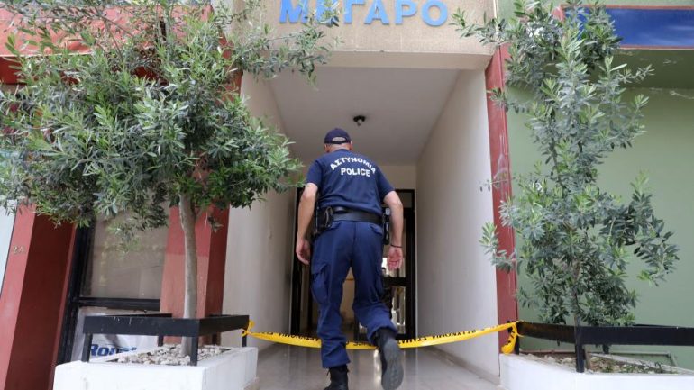 astegi nekri se taratsa polykatoikias Police, illegal entry into a house, ARREST, terrace