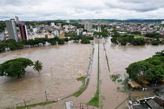 brazil flood2 Βραζιλία, ΝΕΚΡΟΙ, ΠΛΗΜΜΥΡΕΣ, ΤΡΑΓΩΔΙΑ