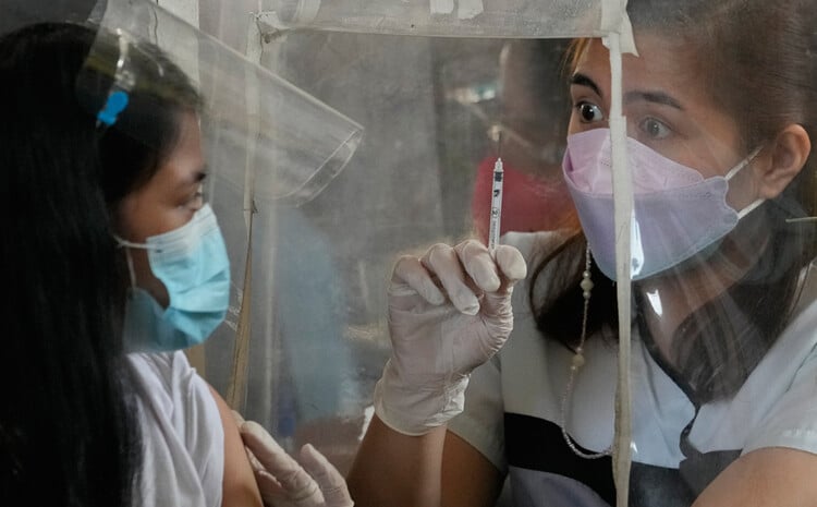 Медсестра готова сделать вакцину от коронавируса