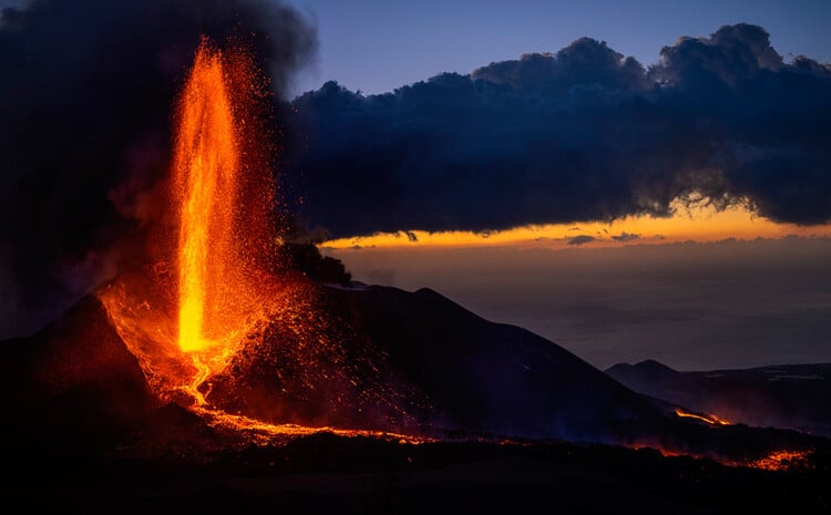 Λάβα κυλάει από το ηφαίστειο στη Λα Πάλμα