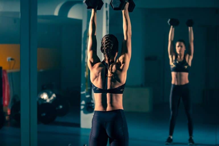 зеркало для тренировок в тренажерном зале Shutterstock Здоровье