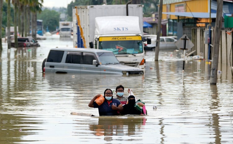 Люди пытаются спастись от потопа