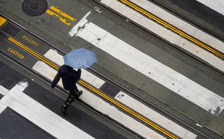 άνθρωπος με ομπρέλα στη βροχή