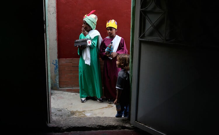 Дети в костюмах трех волшебников в Венесуэле