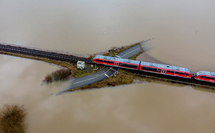 Τρένο σε γραμμές πλημμυρισμένες