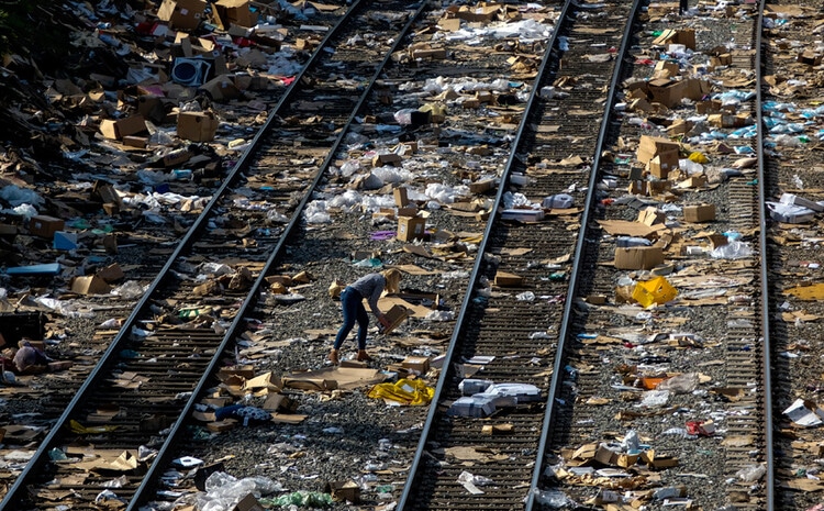 Χιλιάδες χαρτόκουτα σε ράγες τρένου