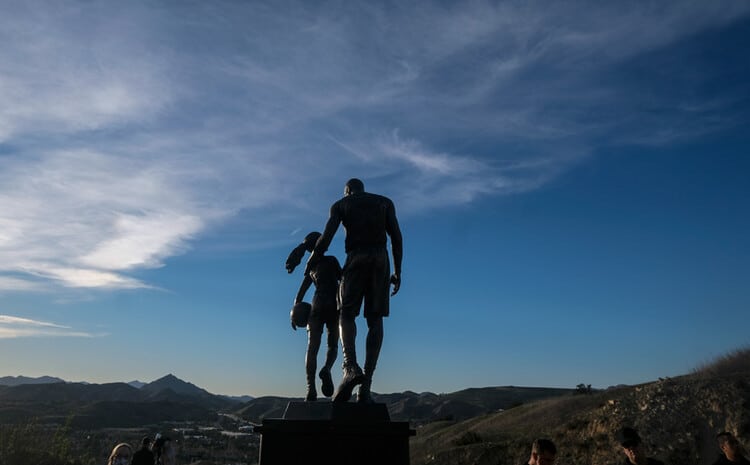 Статуя в память о Коби Брайде и его дочери