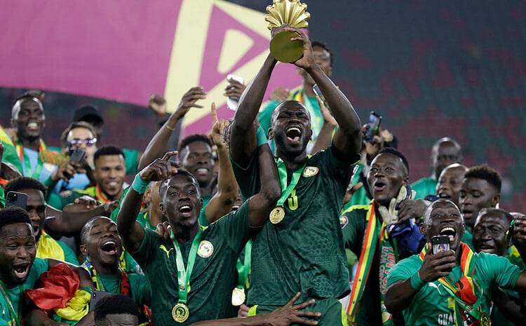 Сборная Сенегала празднует победу в Кубке Африки