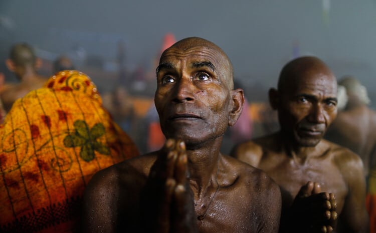 Верующий в индуистскую молитву