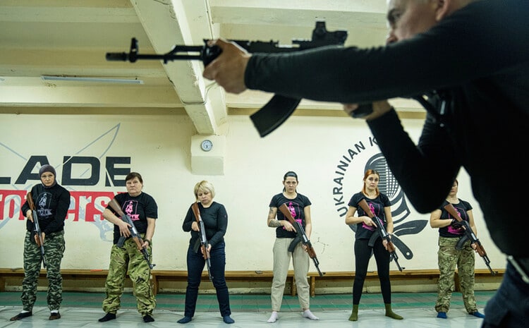 Citizens are trained with weapons in Ukraine
