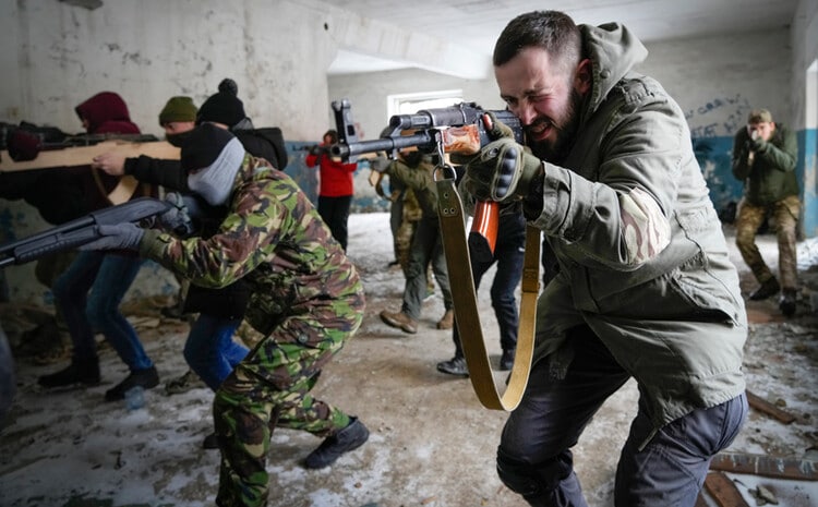 Citizens are trained with weapons in Ukraine