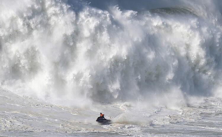 Огромные волны в Португалии
