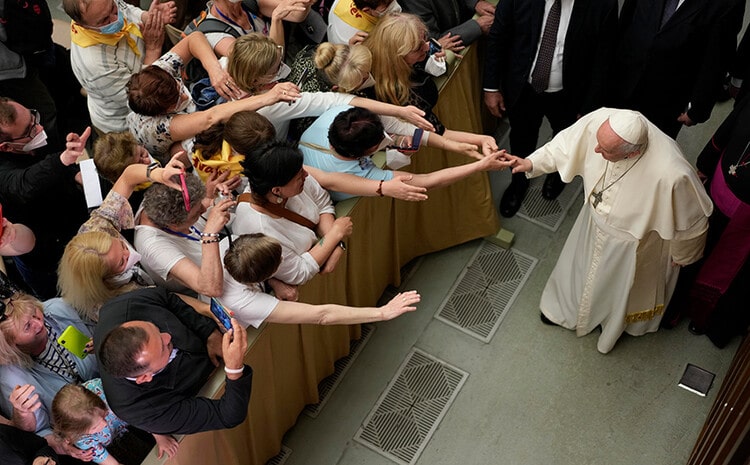 Believers want to catch the Pope