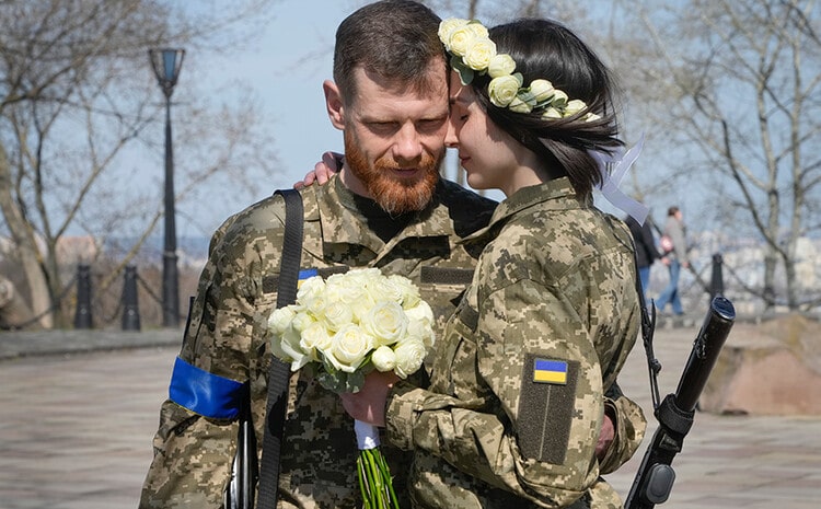 A couple of Ukrainian soldiers got married