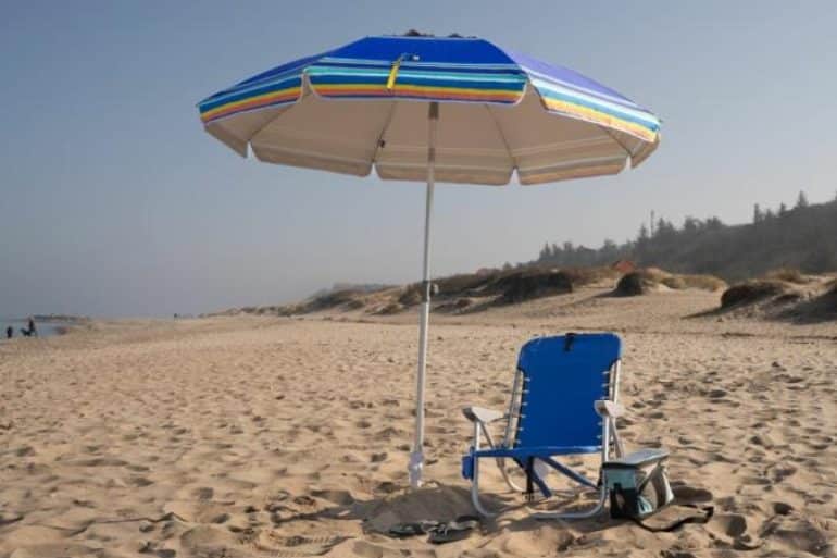 beach umbrella with beach chair 1140x760 1 Κοσμος