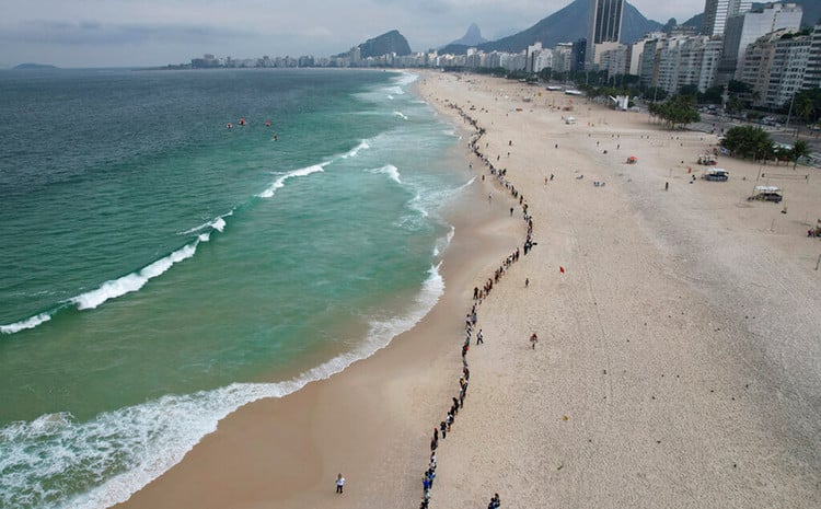 Рио-де-Жанейро, Бразилия: объятия для более чистого океана